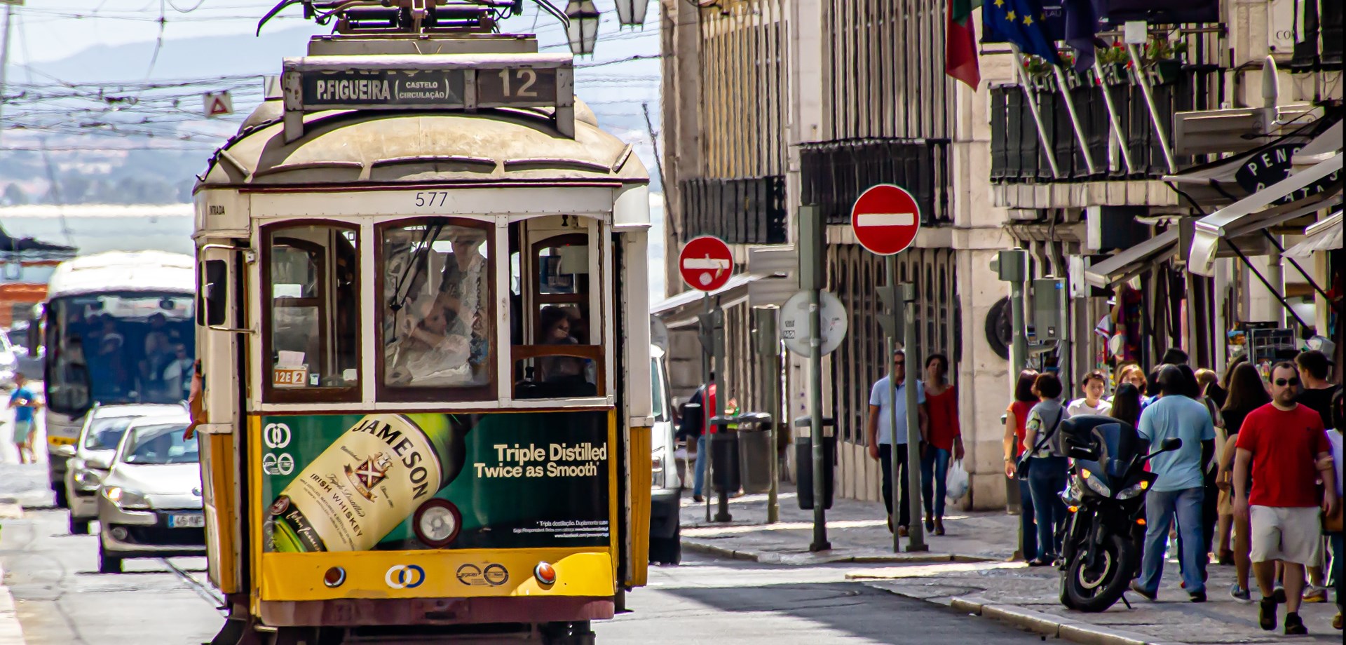 Explore Lisboa a bordo do mítico Elétrico 28