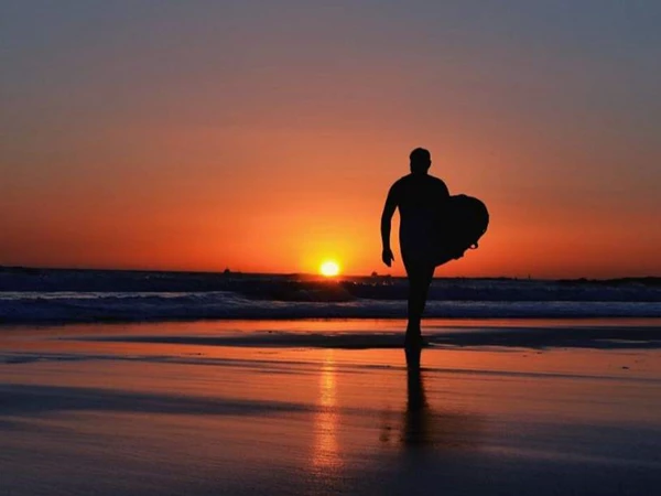 Descubra porque é que o Algarve é um paraíso para o surf e encontre as melhores praias para o praticar.